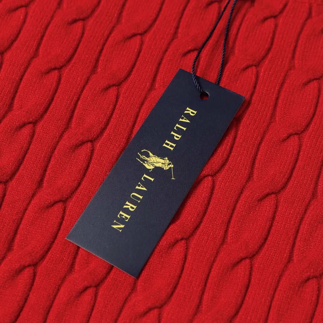 P186 Style No.: 601 -Ralph Lauren RL classic war horse logo embroidered pullover long-sleeved sweater on the chest -The item is made of custom-dyed and custom-spun yarn, purchased from the original version. A full set of customized accessories. Details determine success or failure. Heavy new autumn and winter product. High weight. Soft and delicate. The upper body effect is very nice. Loose fit. Women's model. -Color: white, gray, navy blue, red, khaki, blue, pink. -Sizes: S / M/ Ｌ S size 80-100 jins, M size 100-120 jins, Large size 120-135 jins